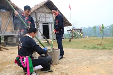 Hình bóng quê hương trong bài thơ 